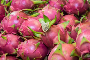 Tayland 'da market tezgahında ejderha meyvesi.