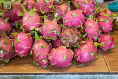 Tayland 'da market tezgahında ejderha meyvesi.