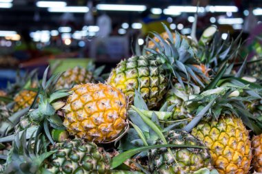 Ananas piyasada yığını