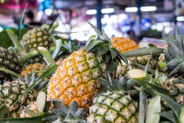 Ananas piyasada yığını