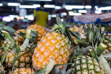 Ananas piyasada yığını