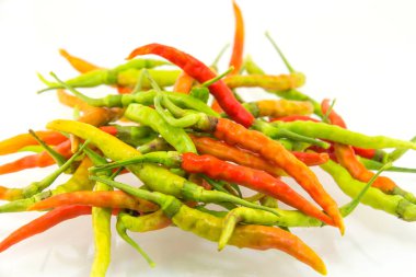 Beyaz arkaplanda kırmızı biber