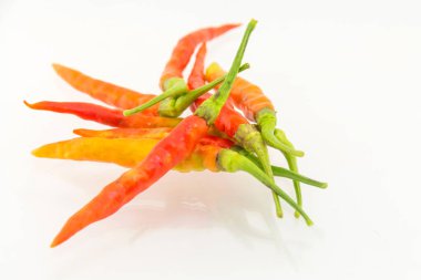 Beyaz arkaplanda kırmızı biber