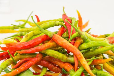 Beyaz arkaplanda kırmızı biber