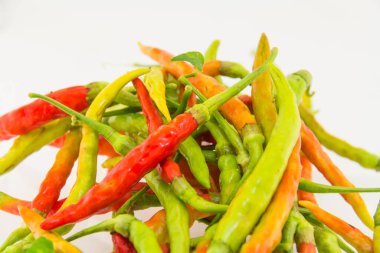 Beyaz arkaplanda kırmızı biber