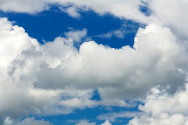 Bulutlara yakın mavi gökyüzü