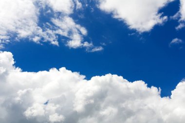 Bulutlara yakın mavi gökyüzü