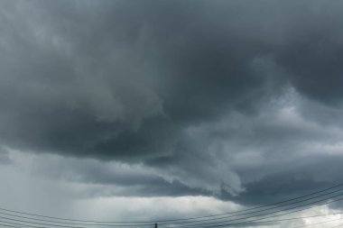 Koyu gri dramatik gökyüzü ve büyük bulutlar