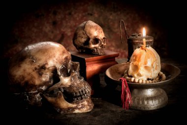 Kafatası ve mum şamdan ahşap arka plan, Natürmort kavramı ile