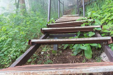 Dağ zemininde demir merdivenler