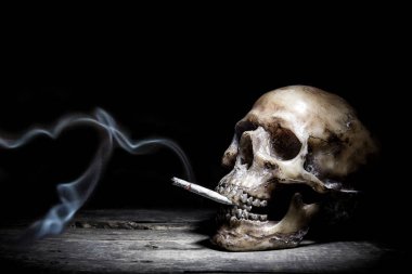İnsan kafatası ve sigara içen insanlar sigara içerler.