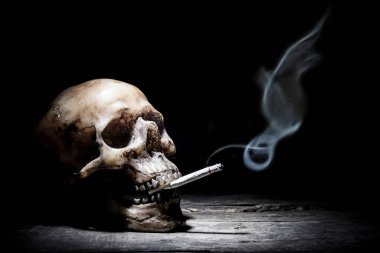 İnsan kafatası ve sigara içen insanlar sigara içerler.