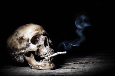 İnsan kafatası ve sigara içen insanlar sigara içerler.