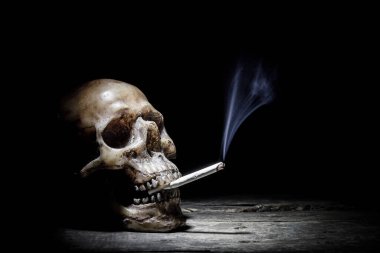 İnsan kafatası ve sigara içen insanlar sigara içerler.