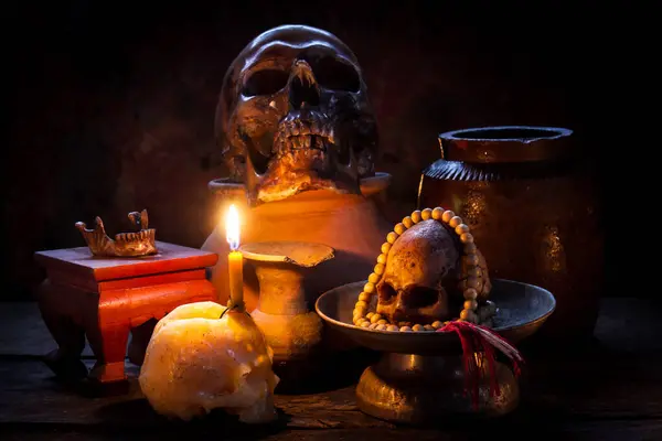 Kafatası ve mum şamdan ahşap arka plan, Natürmort kavramı ile