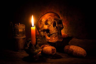 Kafatası ve mum şamdan ahşap arka plan, Natürmort kavramı ile