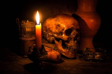 Kafatası ve mum şamdan ahşap arka plan, Natürmort kavramı ile