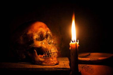 Kafatası ve mum şamdan ahşap arka plan, Natürmort kavramı ile