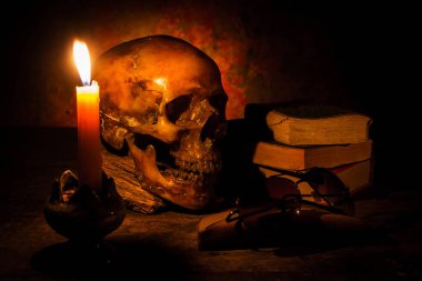 Kafatası ve mum şamdan ahşap arka plan, Natürmort kavramı ile