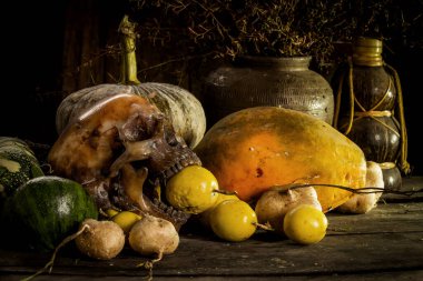 İnsan Kafatası 'yla Hayat ve eski ahşap masada meyve