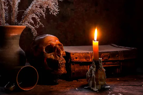 Kafatası ve mum şamdan ahşap arka plan, Natürmort kavramı ile