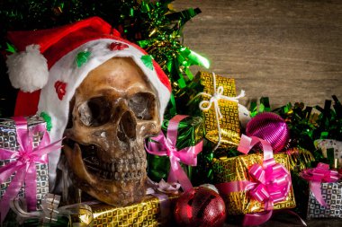 Eski ahşap arka planda, Noel gününde İnsan Kafatası 'yla Hayat