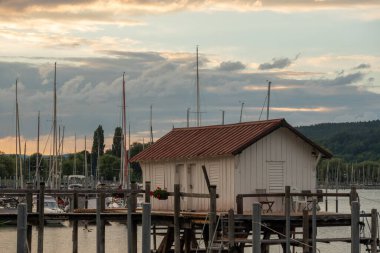 Bodman Ludwigshafen 'da bir kayıkhanenin panoraması. Akşam Constance Gölü' nde..