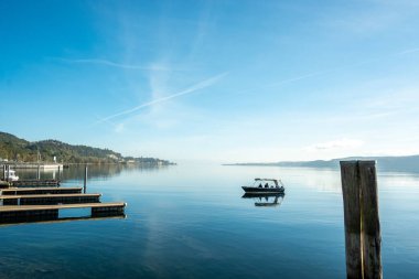 Sipplingen 'in Constance Gölü' ne iniş sahnesinin panoraması yaklaşan bir tekneyle.