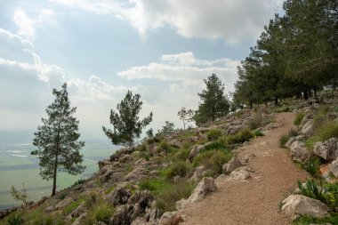 İsrail, Nasıra yakınlarındaki Precipice Dağı 'nın zirvesine doğru yürüyüş yolu..