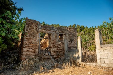 Kos 'taki hayalet şehir Chaichoutes' daki yıkılmış binaların atmosferi ve manzarası.