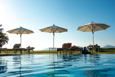 Kos 'taki Neptune Otelleri Havuzu' nun önündeki Sunbed manzarası