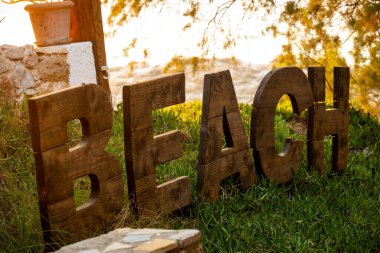 Kos 'taki Tam Tam Restoranı' nın önündeki Word Beach 'i oluşturan tahta harfler.