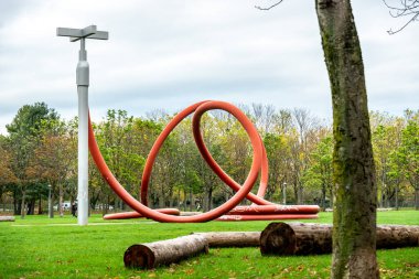 Claes Oldenburg 'un Freiburg im Breisgau' daki Eschholzpark 'taki sanat eserlerinin görüntüsü