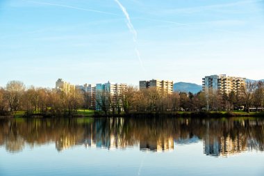 Freiburg im Breisgau 'daki Moosweiher Gölü ve Sosyal Konutlar Panorama Manzarası