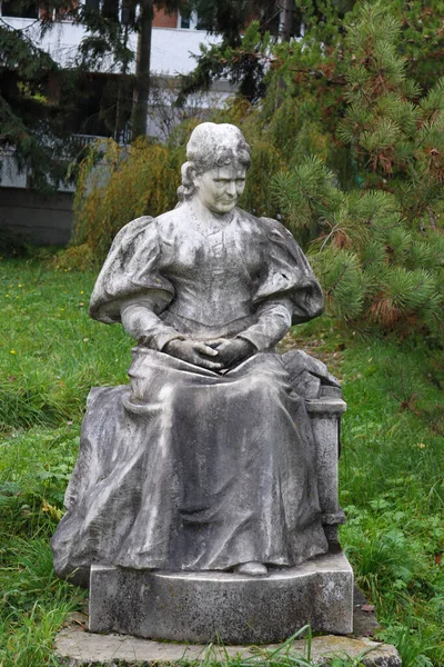 カラタの偉大な女性 秋の間に見られるクルジュの彫刻家Kolozsvri Szeszk Ferencの像 — ストック写真