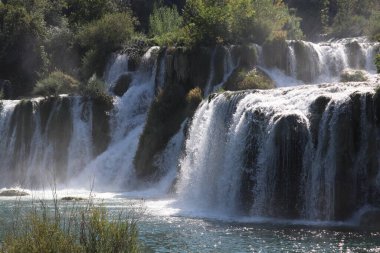 Hırvatistan Krka yaz manzarası. Krka, Hırvatistan 'ın Dalmaçya bölgesinde sayısız şelalesiyle bilinen bir nehirdir..