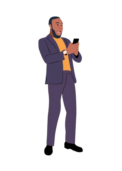 兴奋的商人看着屏幕上的智能手机矢量图形孤立 穿着西装的黑人男性人物 喜欢聊天 拿着手机 带着惊讶的表情阅读信息 — 图库矢量图片