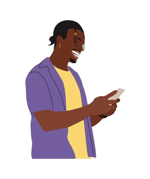 黑人男人拿着手机微笑的非洲裔美国人手里拿着智能手机 在网上聊天 在白色背景下孤立的矢量漫画写实主义插图 — 图库矢量图片