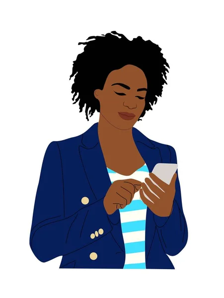 黑人女商人拿着手机漂亮的非洲裔美国姑娘手里拿着智能手机在网上聊天 在白色背景下孤立的矢量漫画写实主义插图 — 图库矢量图片
