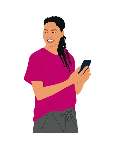 穿着休闲装的女商人拿着手机 漂亮的微笑的女士手里拿着智能手机上网聊天在白色背景上孤立的矢量真实感说明 — 图库矢量图片