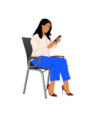 Genç bir kadın ofis koltuğunda oturuyor, akıllı telefon kullanıyor, mesajlaşıyor, sohbet ediyor. Modern şık gündelik kıyafetli bir iş kadını. Beyaz arkaplanda izole edilmiş vektör gerçekçi illüstrasyon.
