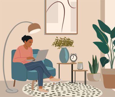 Dizüstü bilgisayarı olan serbest çalışan bir kız, rahat bir orta çağ modern oturma odasında koltukta oturuyor. Evde çalışan güzel siyah kadın. Çizgi film kadın karakteri iç sahne vektör çizimi.