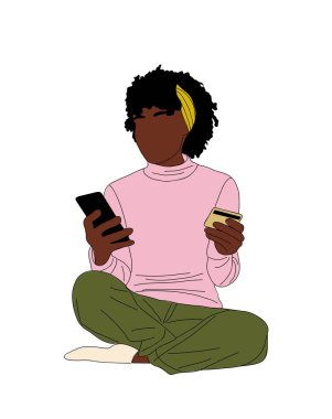 Kredi kartı ve telefon tutan siyah bir kadın. Güzel Afro-Amerikan Kızı banka kartıyla ödeme yapıyor, cep telefonuyla online alışveriş yapıyor. Beyaz arkaplanda izole edilmiş vektör renkli çizim çizimi