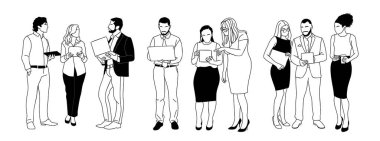 Ayakta duran, konuşan, dizüstü bilgisayarda çalışan çok uluslu iş ekibi üyeleri, dijital tablet. Farklı erkekler, kadınlar grafik ve web tasarımı için çizim taslakları oluşturuyorlar. Beyaz arkaplanda izole.