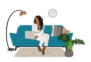 Siyah kadın Freelancer rahat bir iş yerinde evden çalışıyor. Genç Afro-Amerikalı kız kanepede oturuyor, dizüstü bilgisayarla çalışıyor. Uzaktan çalışma, serbest meslek kavramı. Vektör çizimi izole edildi.