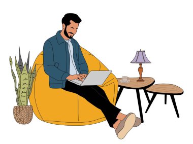 Adam dizüstü bilgisayarda çalışıyor, rahat koltukta dinleniyor. Serbest çalışan bir adam evde çalışıyor. Armut koltuk altında rahat bir iç mekanda oturuyor. Düz vektör çizimi beyaz arkaplanda izole edildi