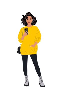 Sarı kapüşonlu şık genç bayan akıllı telefon kullanıyor. Beyaz arka planda izole edilmiş sosyal medyada gezinen şık bir kızın modern vektör çizimi