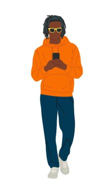 Kapüşonlu ve kot pantolonlu şık bir genç adam akıllı telefon kullanıyor. Beyaz arka planda izole edilmiş sosyal medyada gezinen Afrikalı Amerikalı bir adamın modern vektör çizimi