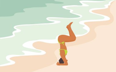 Plajda amuda kalkarak yoga yapan mayolu genç bir kadının düz vektör çizimi. Sakin yaz titreşimleriyle yumuşak pastel tonlarda kumlu deniz arka planı..