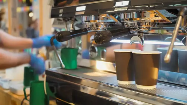 Närbild Färsk Espresso Häller Två Papperskoppar Espressomaskin Kaffekultur Och Professionell — Stockfoto